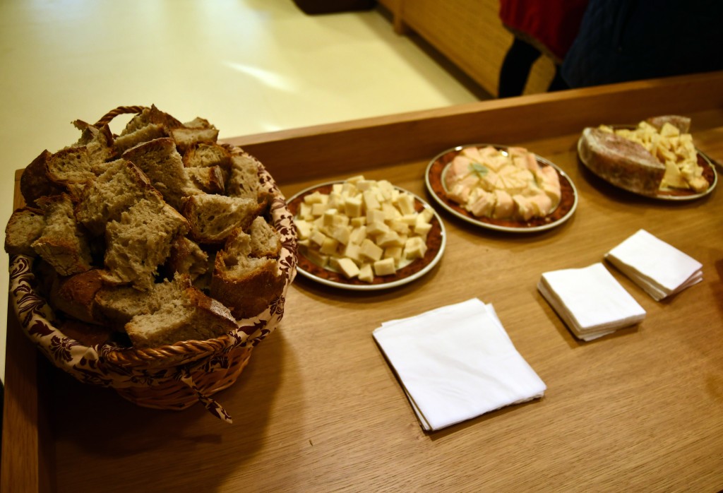 Ao final da recepción, os mozos degustaron unha maridaxe especial: pan de Carral e queixo de Francia